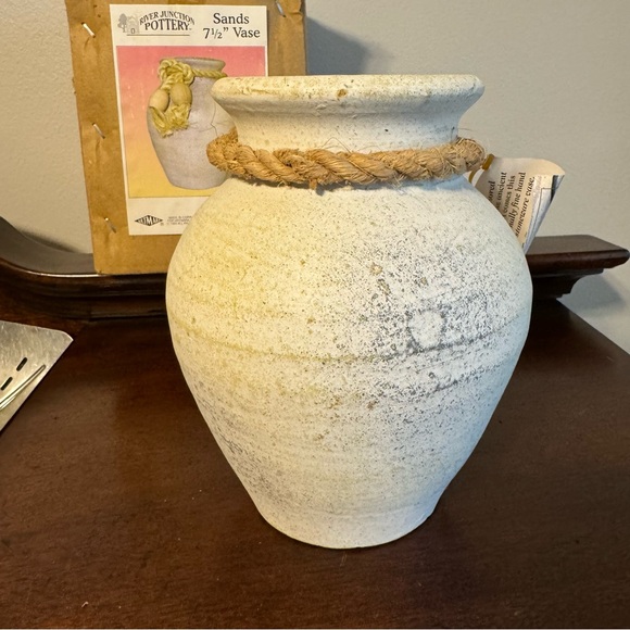 RIVER JUNCTION POTTERY - 7.5” - SAND COLOR VASE JUG. NEW IN BOX - Picture 5 of 5